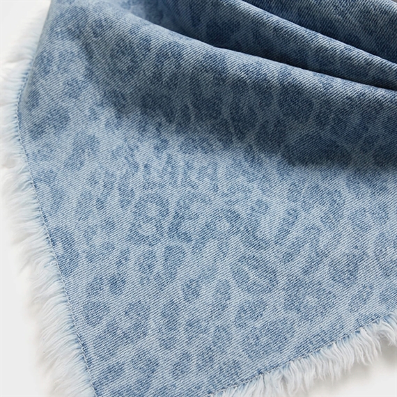 Lala Berlin Triangle Toni Printed Denim Tørklæde, Washed Blue Leo 